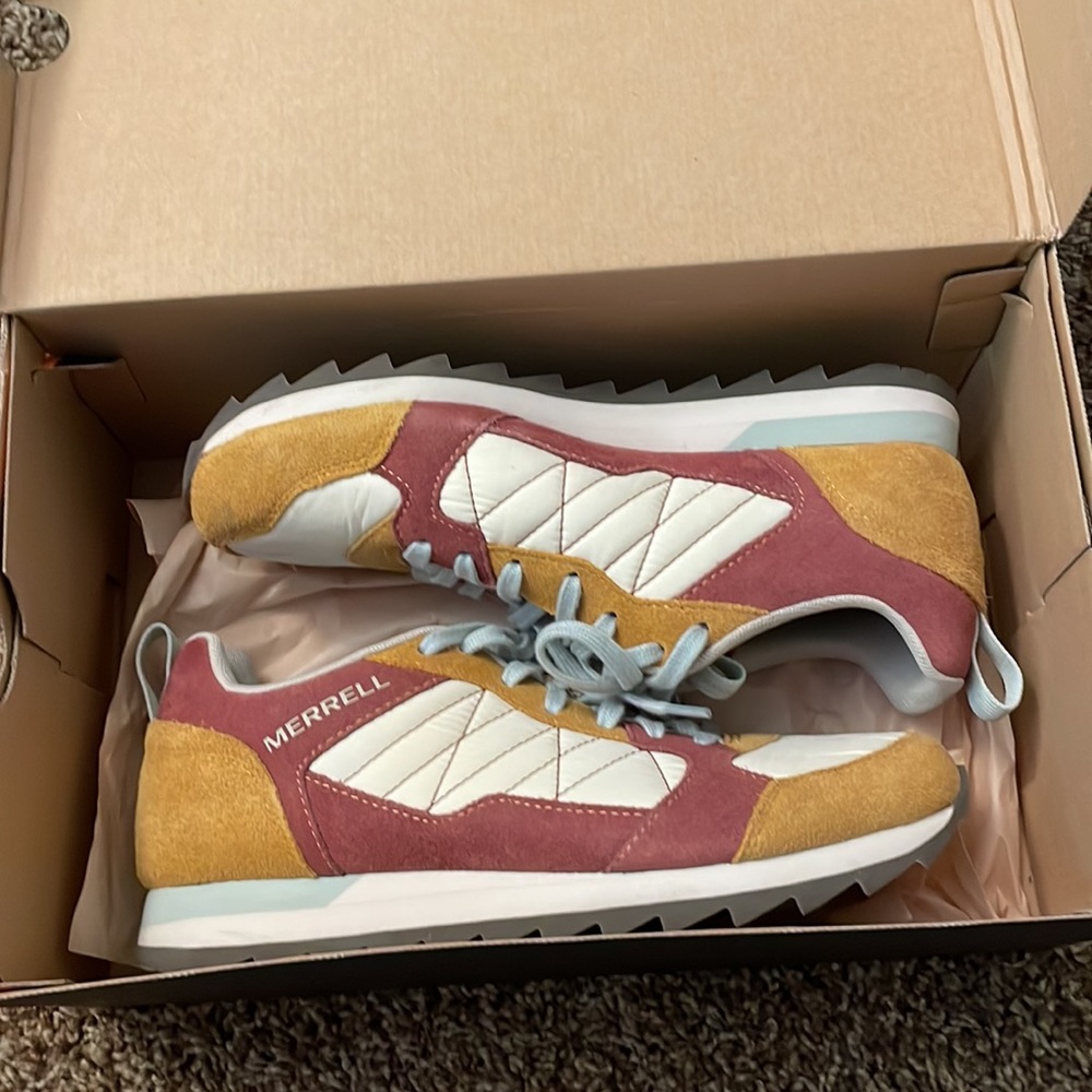 Retro tennis shoe